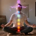 Persona meditando en una habitación tranquila con representación visual de energía y calma interior