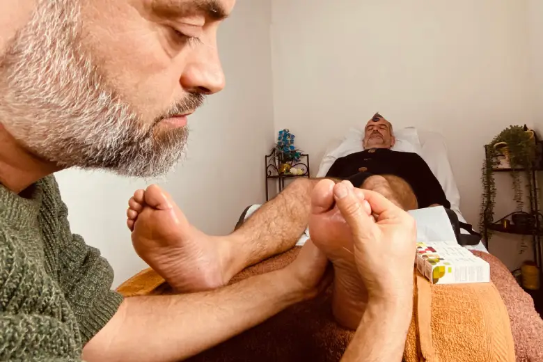 qi-balance-ayurveda-pies-2 Sesión de masaje Padabhyanga en los pies en Qi Balance Barcelona