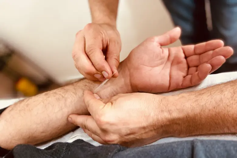 Sesión de acupuntura zonal en muñecas y tobillos en Qi Balance