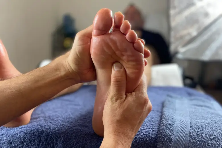 Tratamiento de fascitis plantar con reflexología podal en Barcelona