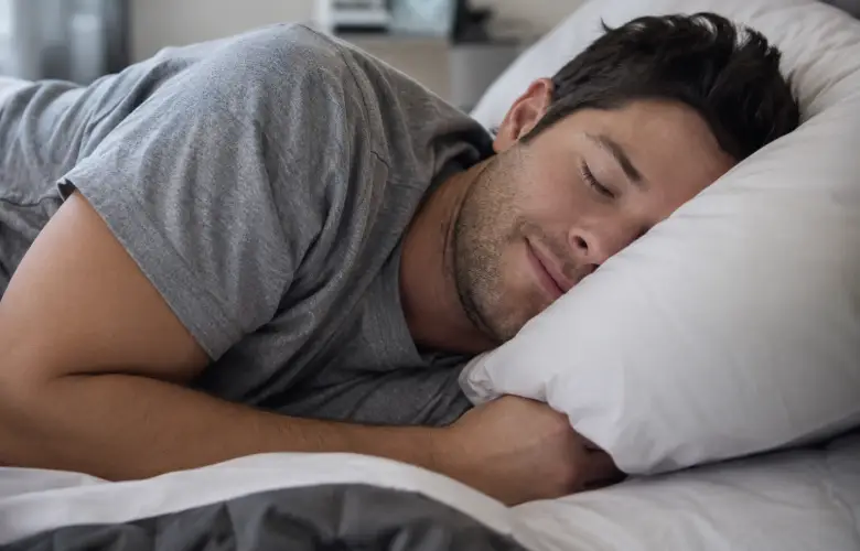 Persona descansando en la cama con expresión tranquila