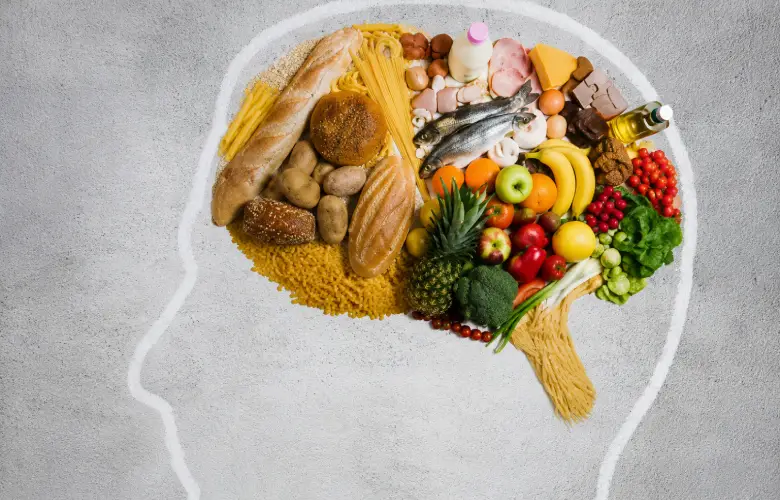 Composición visual de alimentos saludables formando la silueta de un cerebro