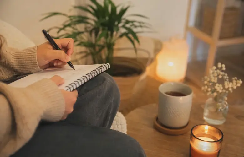 Persona escribiendo en una libreta para bajar revoluciones antes de descansar